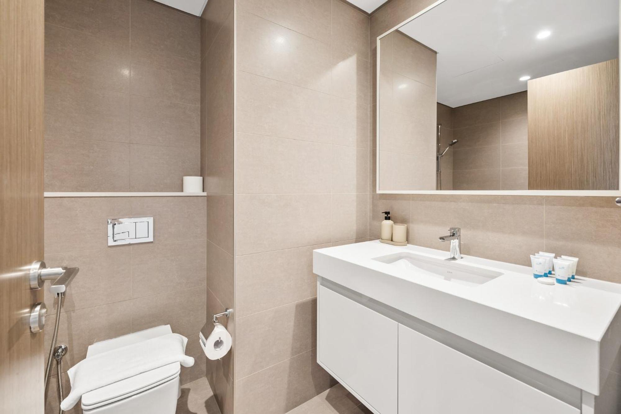 Premium 2br Burj Khalifa Views Burj Royale Apartment *