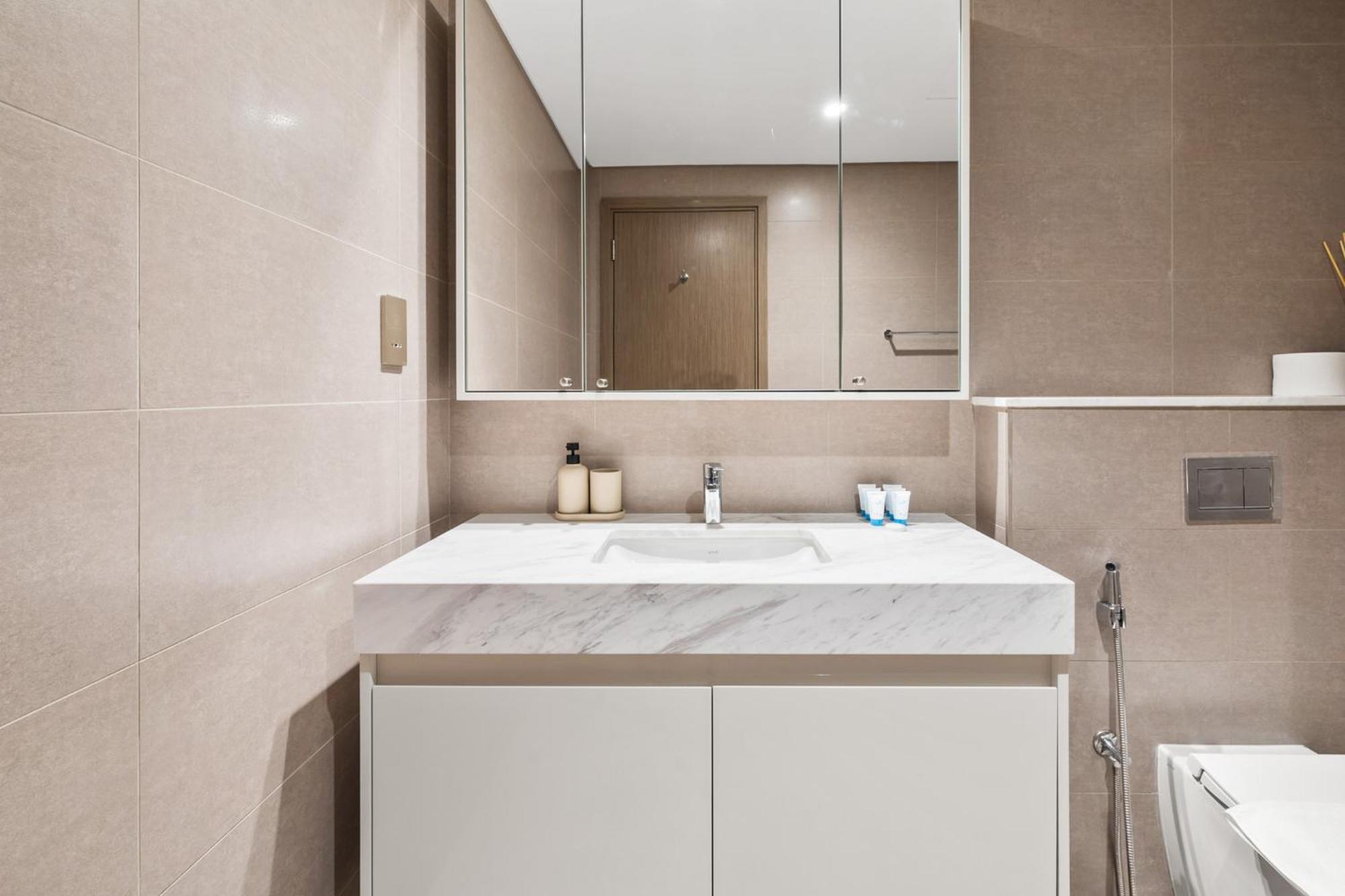 Premium 2br Burj Khalifa Views Burj Royale Apartment *